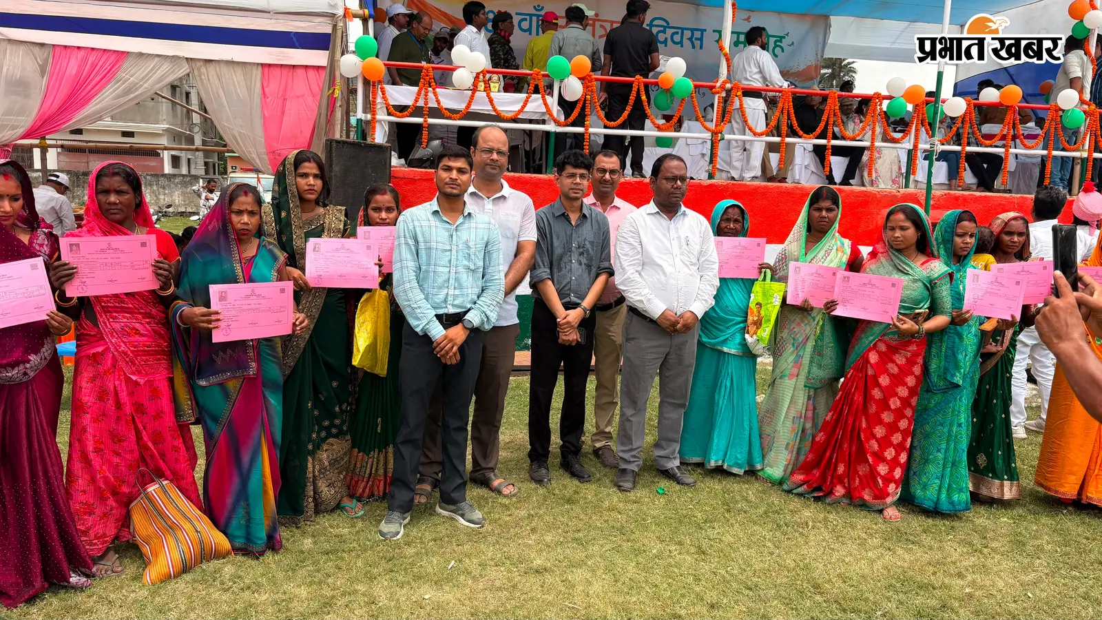 स्वतंत्रता दिवस पर 12 भूमिहीन महिलाओं को मिला जमीन का पर्चा, चेहरे पर दिखी खुशी