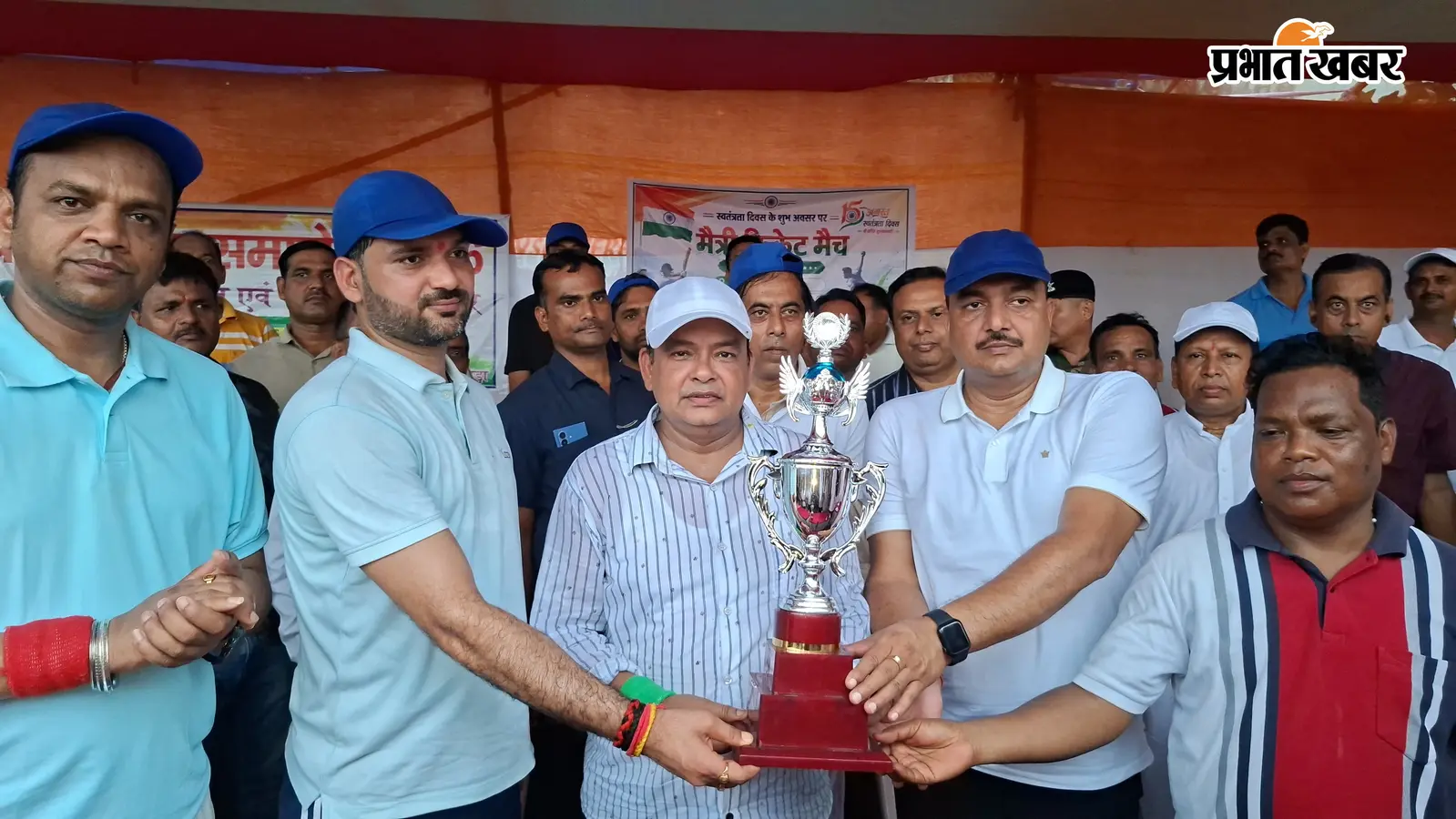 स्वतंत्रता दिवस के अवसर पर गांधी मैदान में जिला प्रशासन और नागरिक एकादश के बीच मैत्री क्रिकेट मैच का हुआ आयोजन