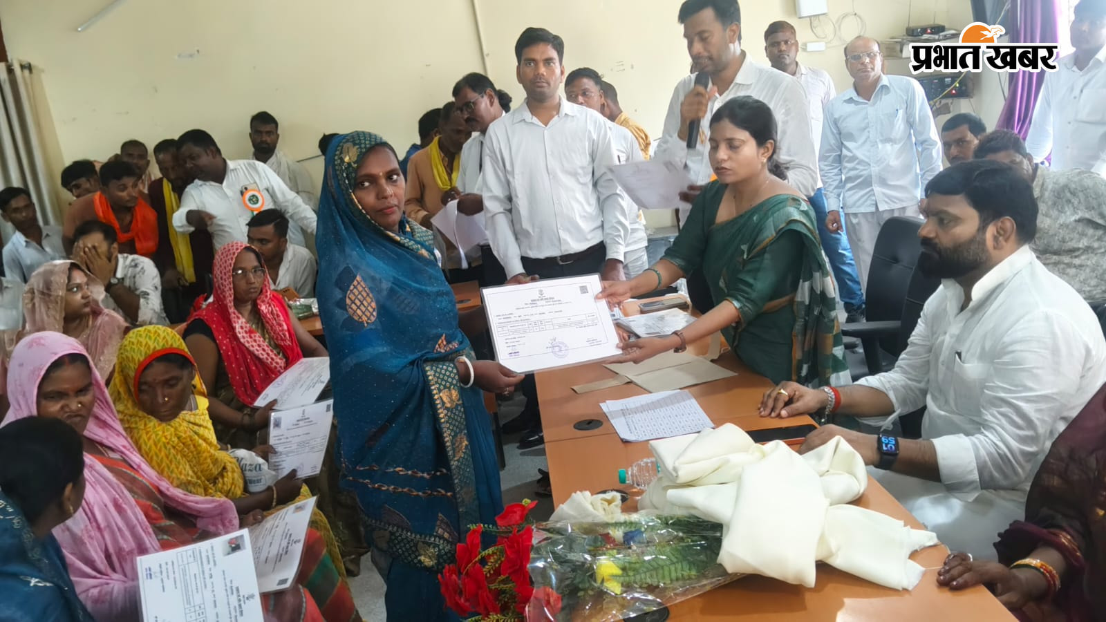 लाभार्थियों के बीच विधायक, बीडीओ और सीओ