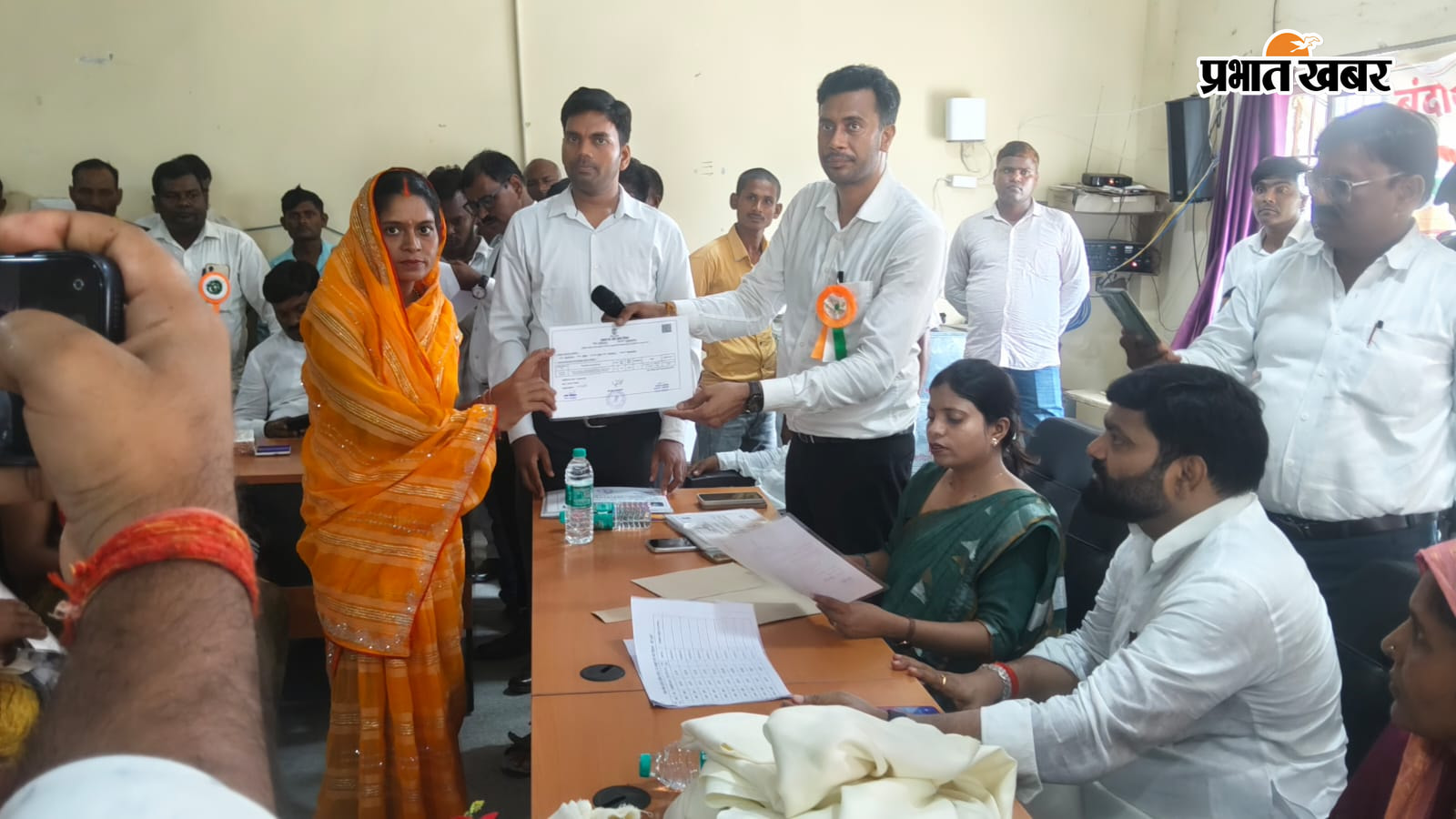 लाभार्थियों के बीच विधायक, बीडीओ और सीओ