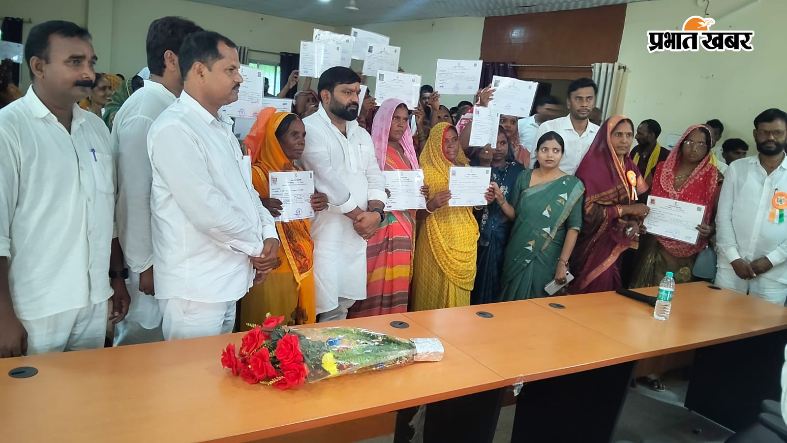 लाभार्थियों के बीच विधायक, बीडीओ और सीओ