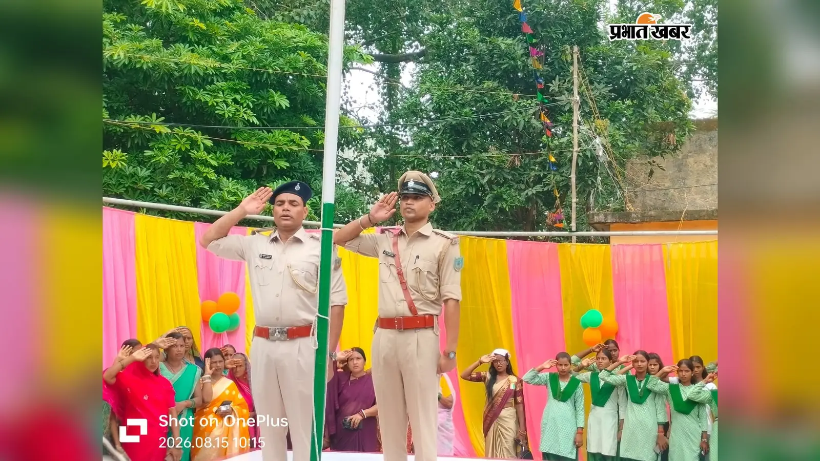 गढ़वा के भवनाथपुर में सरकारी व गैर-सरकारी संस्थानों में शान से लहराया तिरंगा