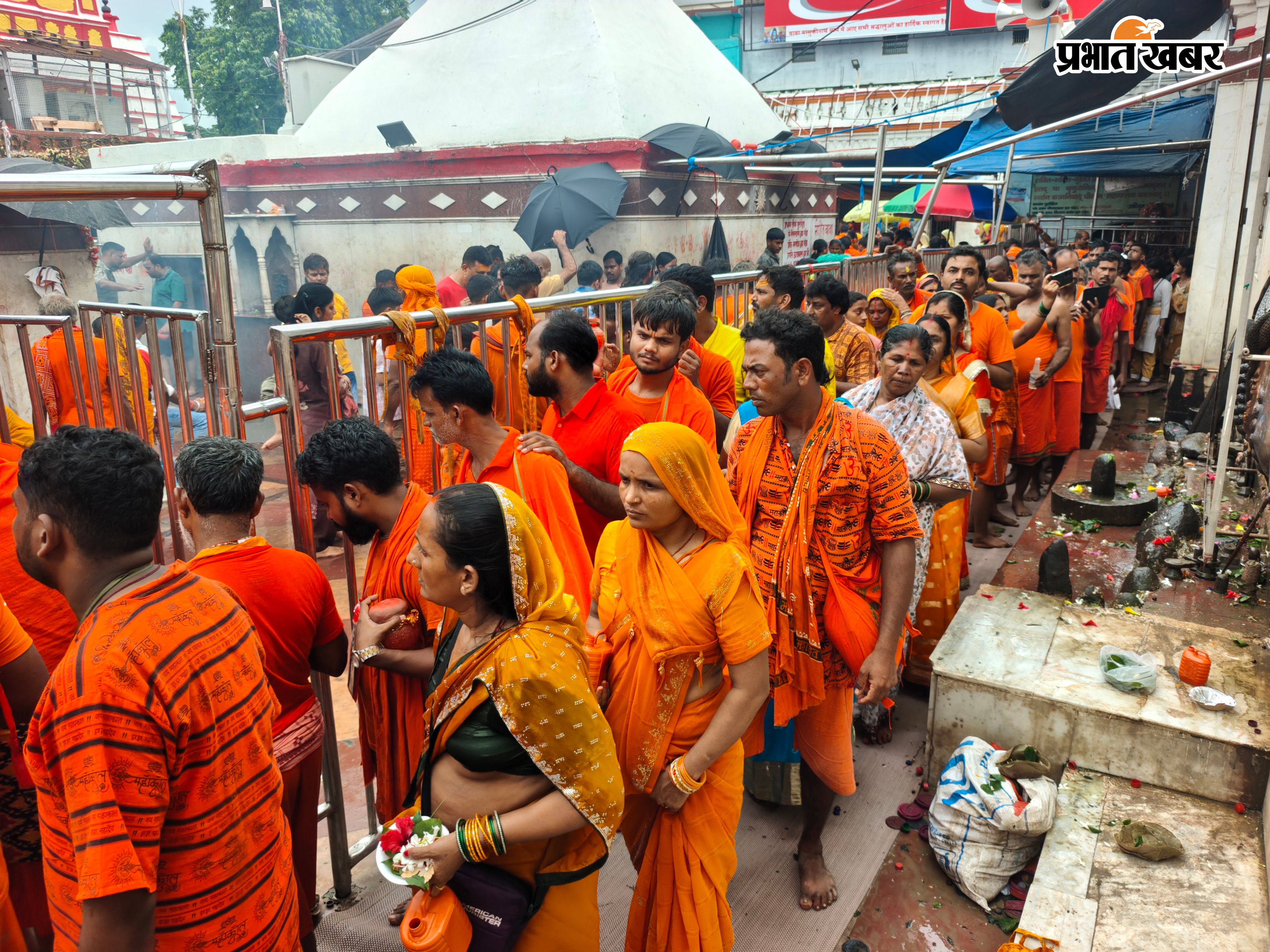 बासुकिनाथ मंदिर में श्रद्धालुओं की भीड़, कतारबद्ध श्रद्धालु, महादेव का श्रृंगार दर्शन | Prabhat Khabar Network