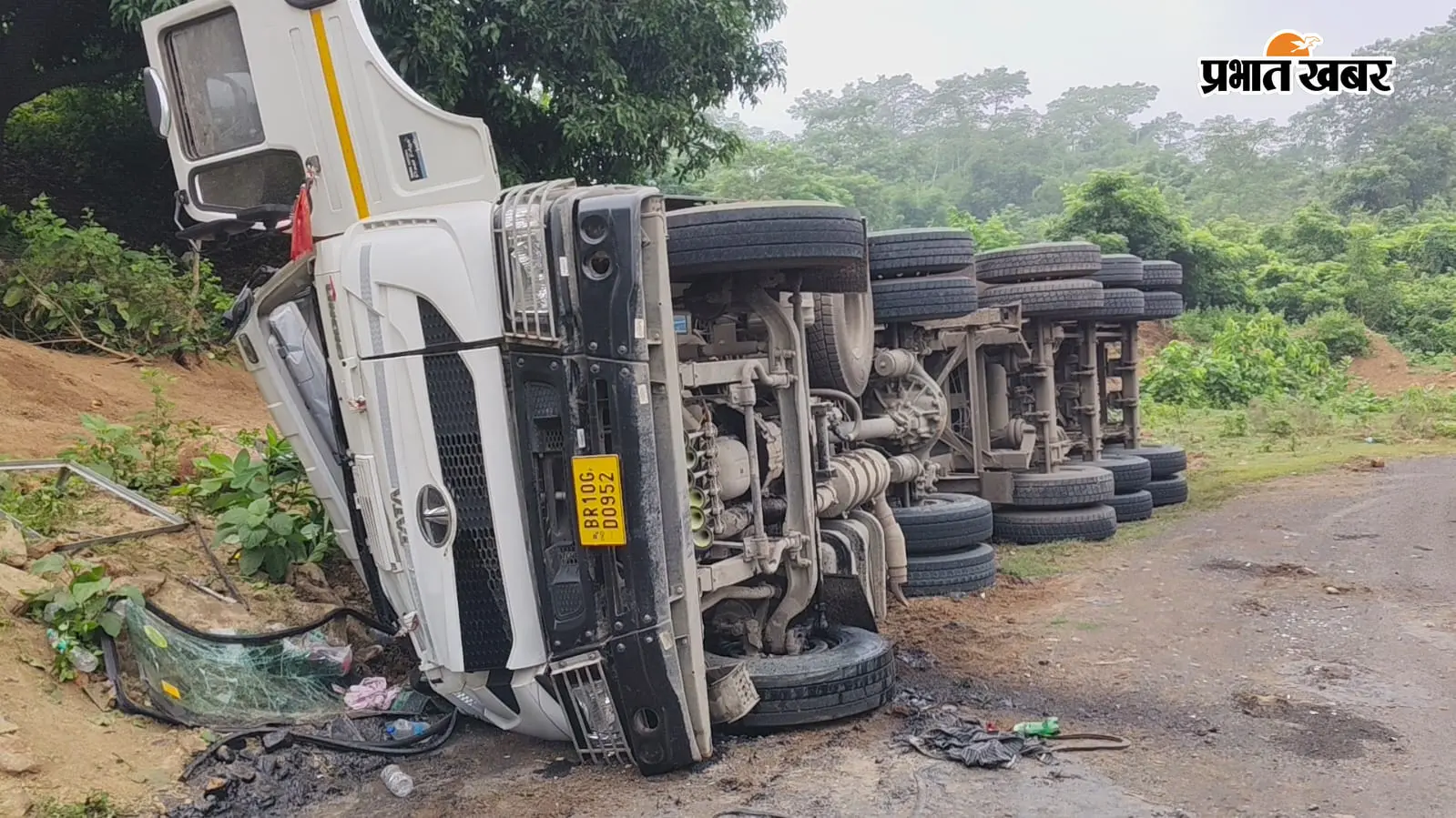 बेहड़ा मोड़ पर पलटा बालू लदा ट्रेलर, जेसीबी से निकाले गए दो चालक