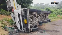 बेहड़ा मोड़ पर पलटा बालू लदा ट्रेलर, जेसीबी से निकाले गए दो चालक