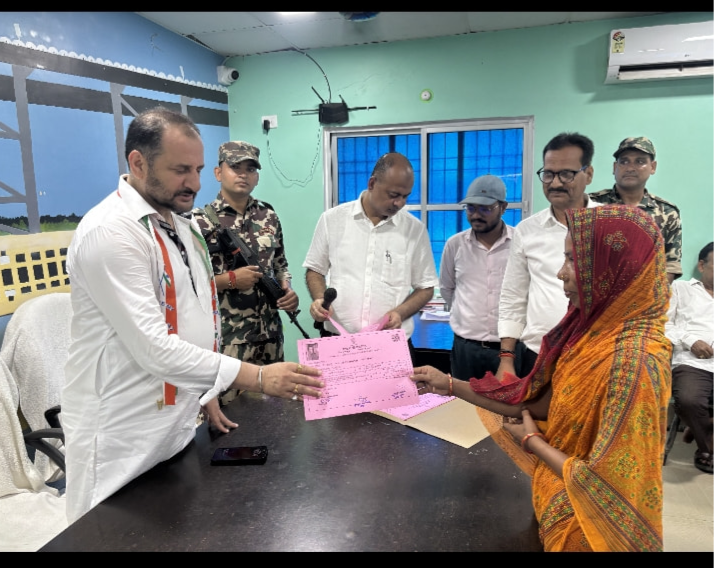फोटो कैप्शन - बासगीत पर्चा और ट्राई साइकिल वितरण करते विधायक और बीडीओ | Prabhat Khabar Network