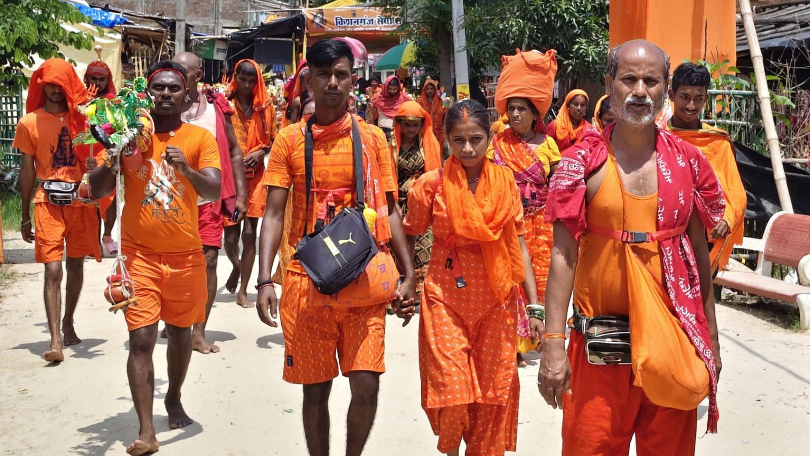 बाबाधाम जाते कांवरिये.