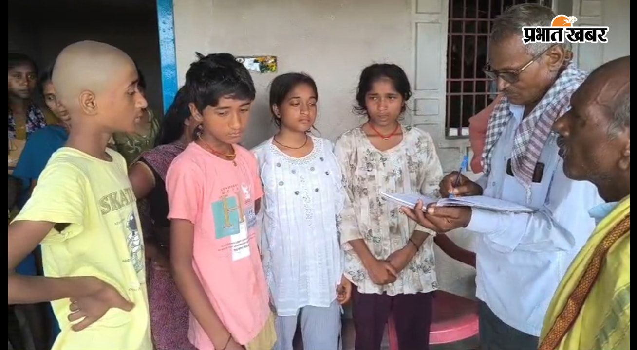 मृतक के परिजनो से मिलते जांच टीम. | Prabhat Khabar Network