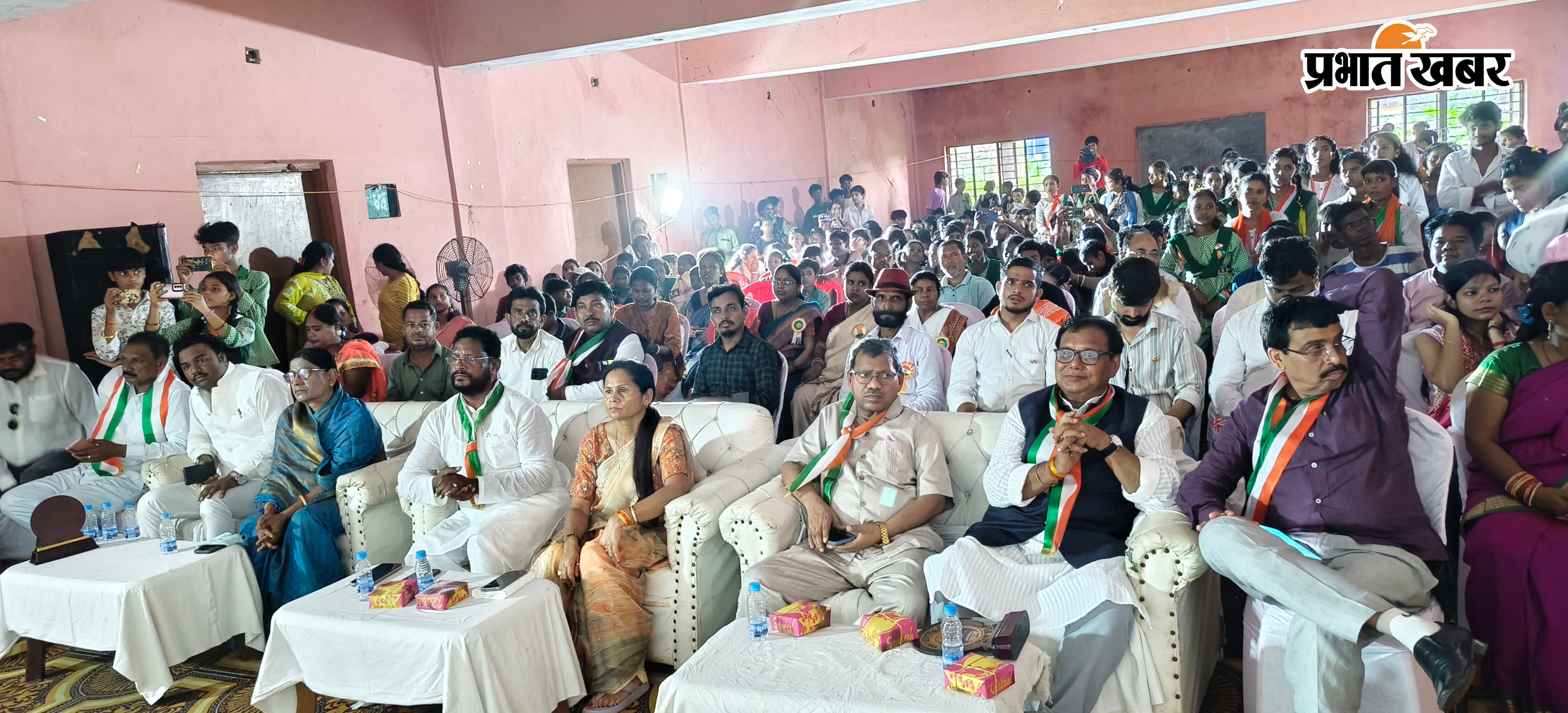 खरसावां में आयोजित ‘एक शाम शहीदों के नाम’ कार्यक्रम में में पहुंचे अतिथि | Prabhat Khabar Network