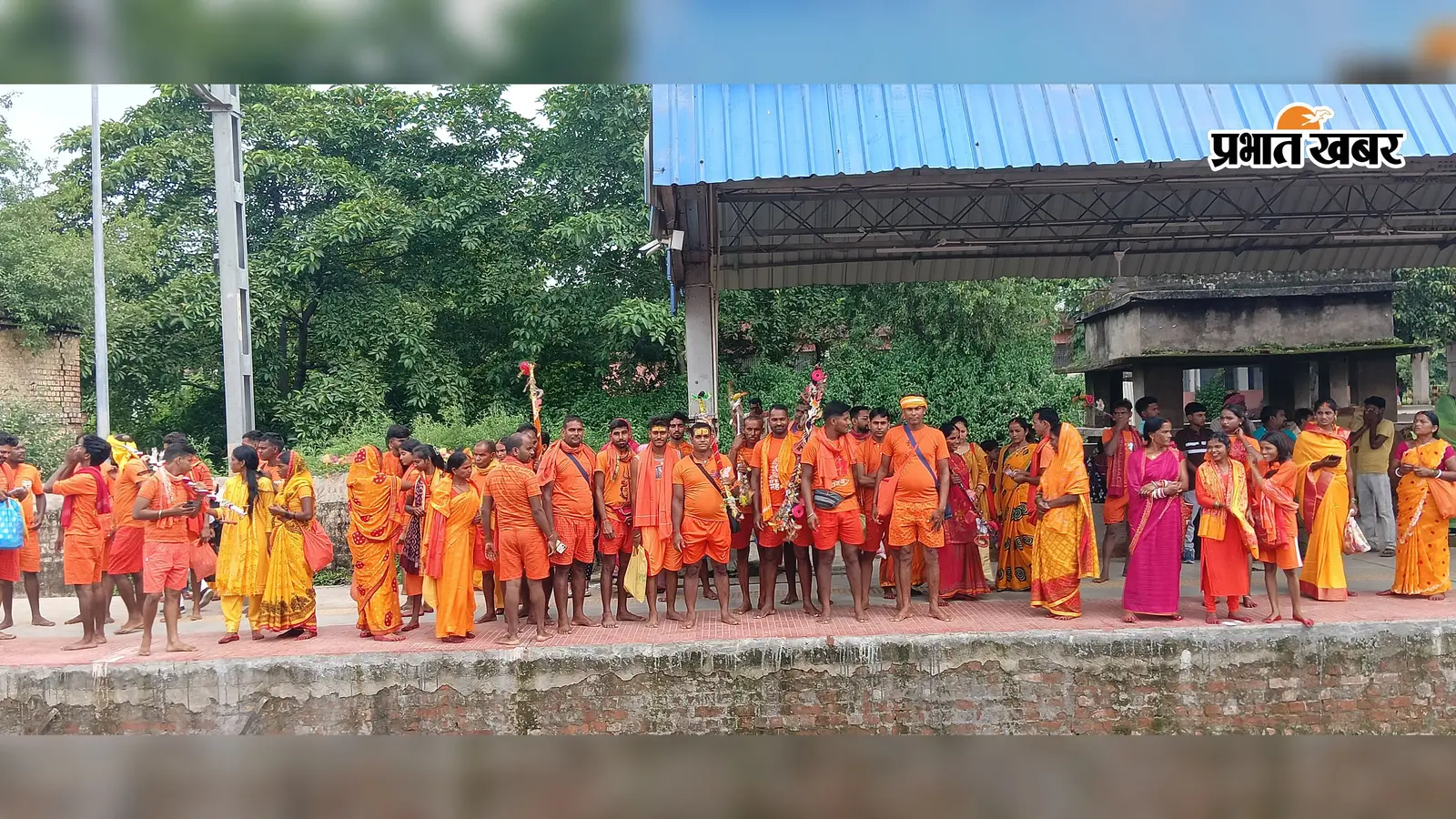 महेशमुंडा स्टेशन से सुल्तानगंज को निकला सैकड़ों कांवरियों का जत्था