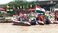 PHOTOS: पटना के भद्र घाट पर गंगा में लहराया तिरंगा, रबर नावों पर SSB जवानों ने अनोखे अंदाज में मना स्वतंत्रता दिवस