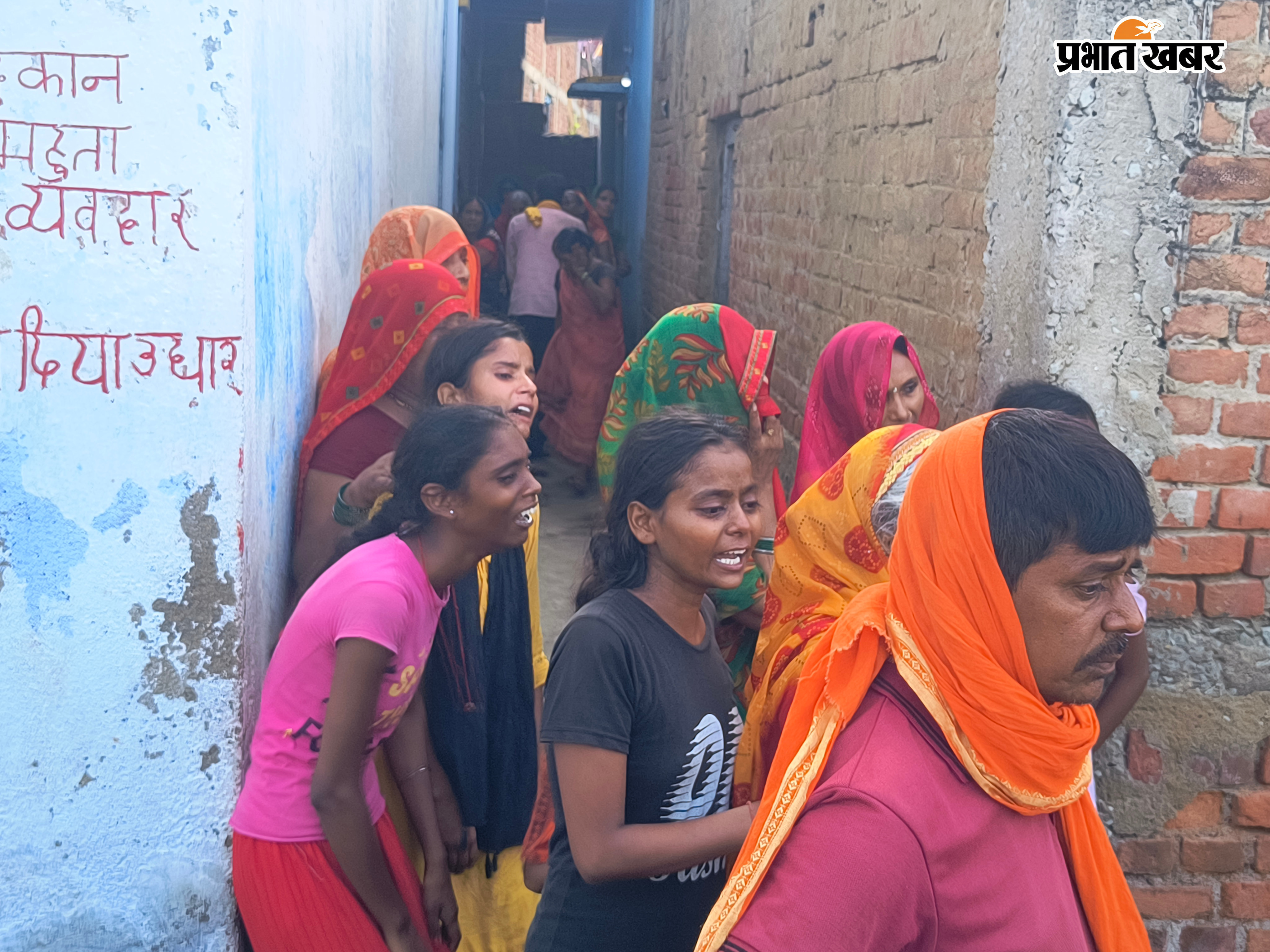 फोटो -मृतक अक्षय के घर समहुता गांव में रोते-बिलखते परिजन. | Prabhat Khabar Network