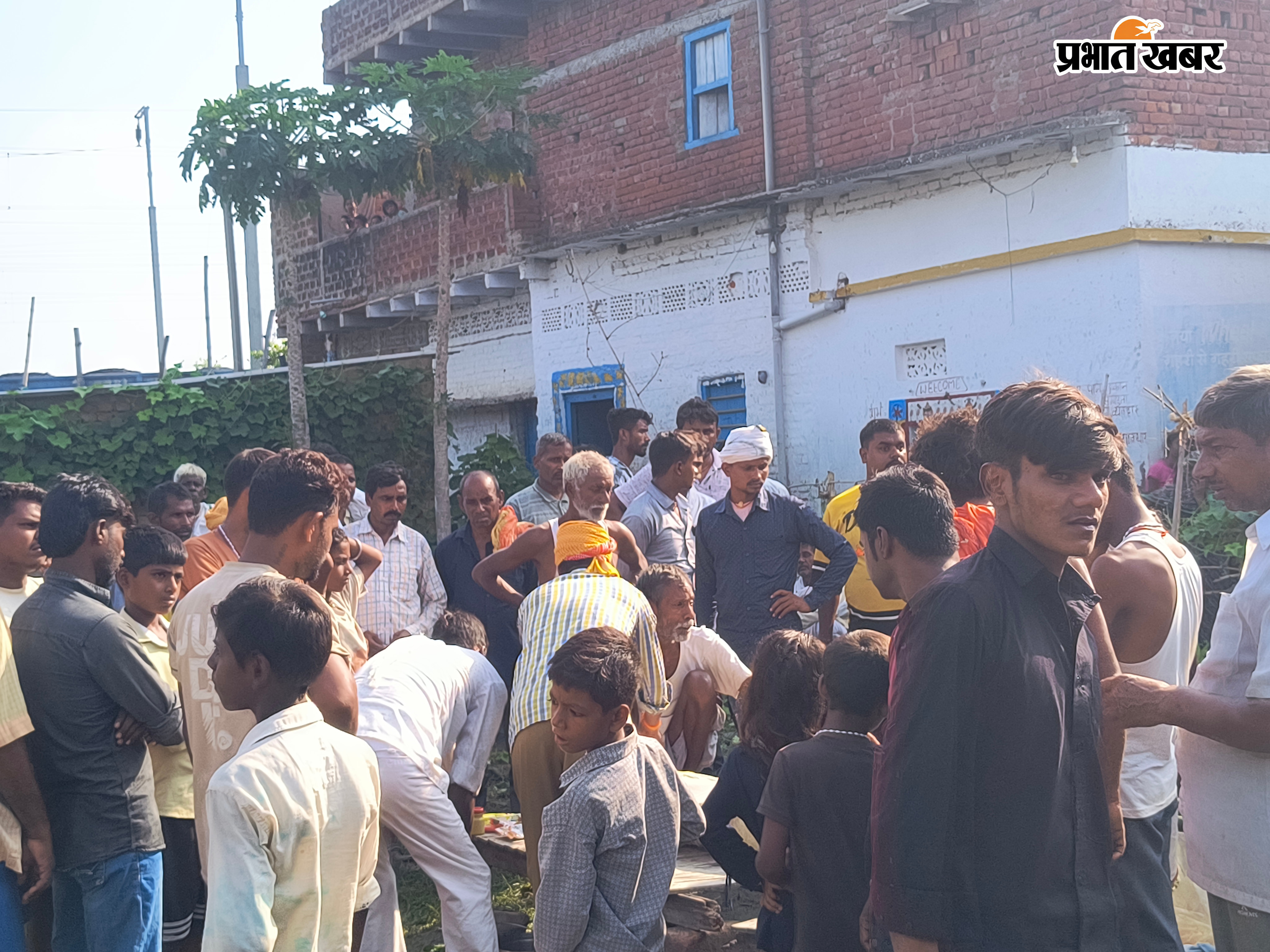 फोटो -मृतक अक्षय के घर समहुता गांव में रोते-बिलखते परिजन. | Prabhat Khabar Network