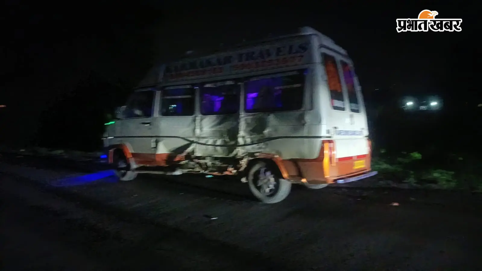 हाइवा ने टूरिस्ट मिनी बस को मारी टक्कर, बच्ची घायल