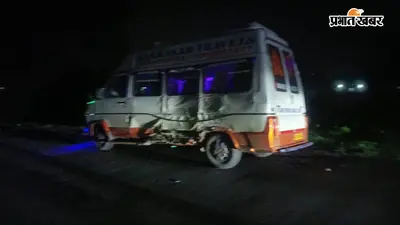 हाइवा ने टूरिस्ट मिनी बस को मारी टक्कर, बच्ची घायल