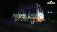 हाइवा ने टूरिस्ट मिनी बस को मारी टक्कर, बच्ची घायल