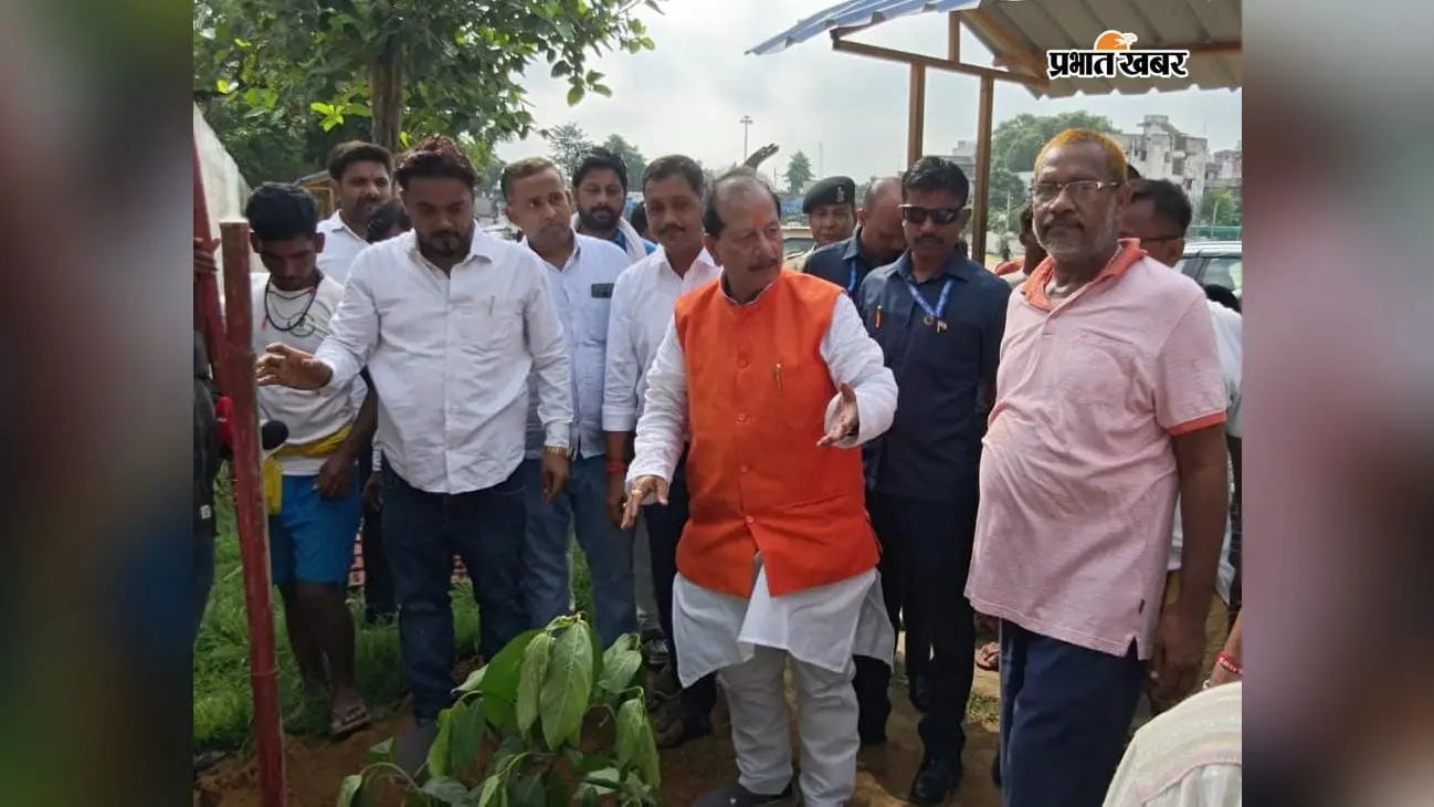 अटल बिहारी वाजपेयी की पुण्यतिथि पर कृषि मंत्री ने किया पौधारोपण