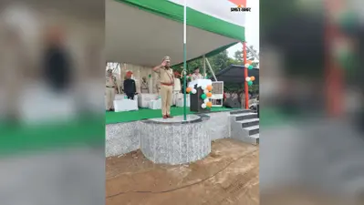 गढ़वा पुलिस केंद्र में शहीदों को नमन कर फहराया गया तिरंगा, उत्कृष्ट प्रदर्शन करने वाले सम्मानित