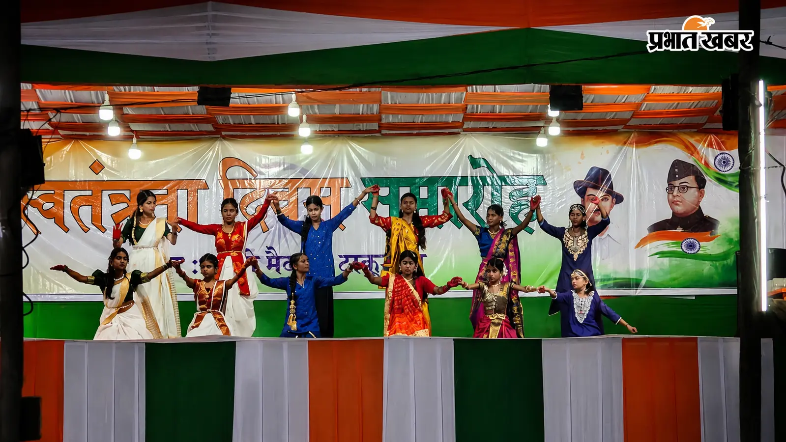झिझक छोड़कर जब मंच पर उतरे ग्रामीण बच्चे, तो तालियों से गूंज उठी शाम