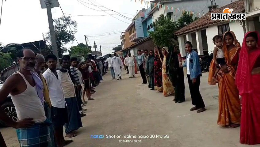मानव श्रृंखला में उपस्थित ग्रामीण, व थानाध्यक्ष | Prabhat Khabar Network
