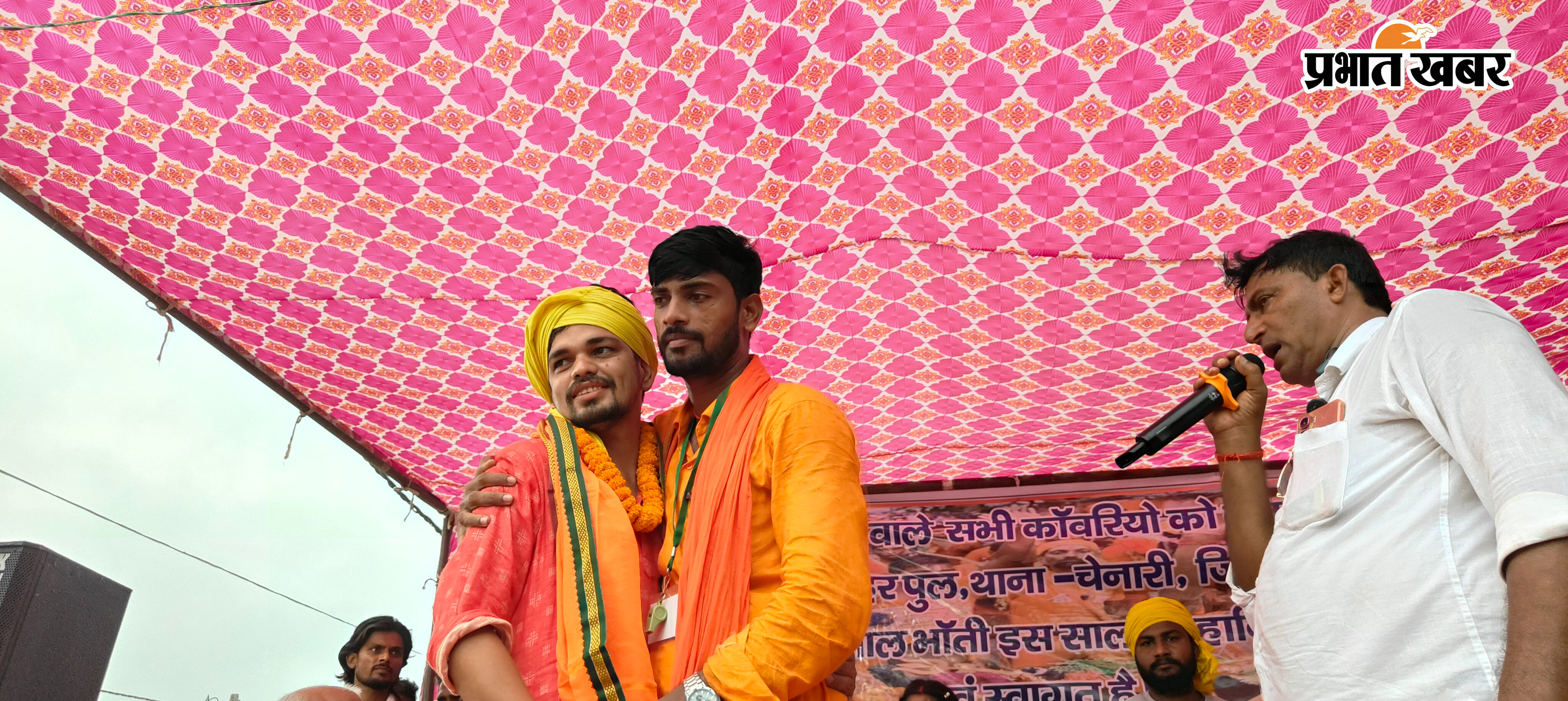 लांजी गांव में संस्कृत कार्यक्रम के दौरान नाचते गाते कांवरिया अंग वस्त्र देकर सम्मानित करते गुप्ता धाम लांजी कमेटी के सदस्य | Prabhat Khabar Network