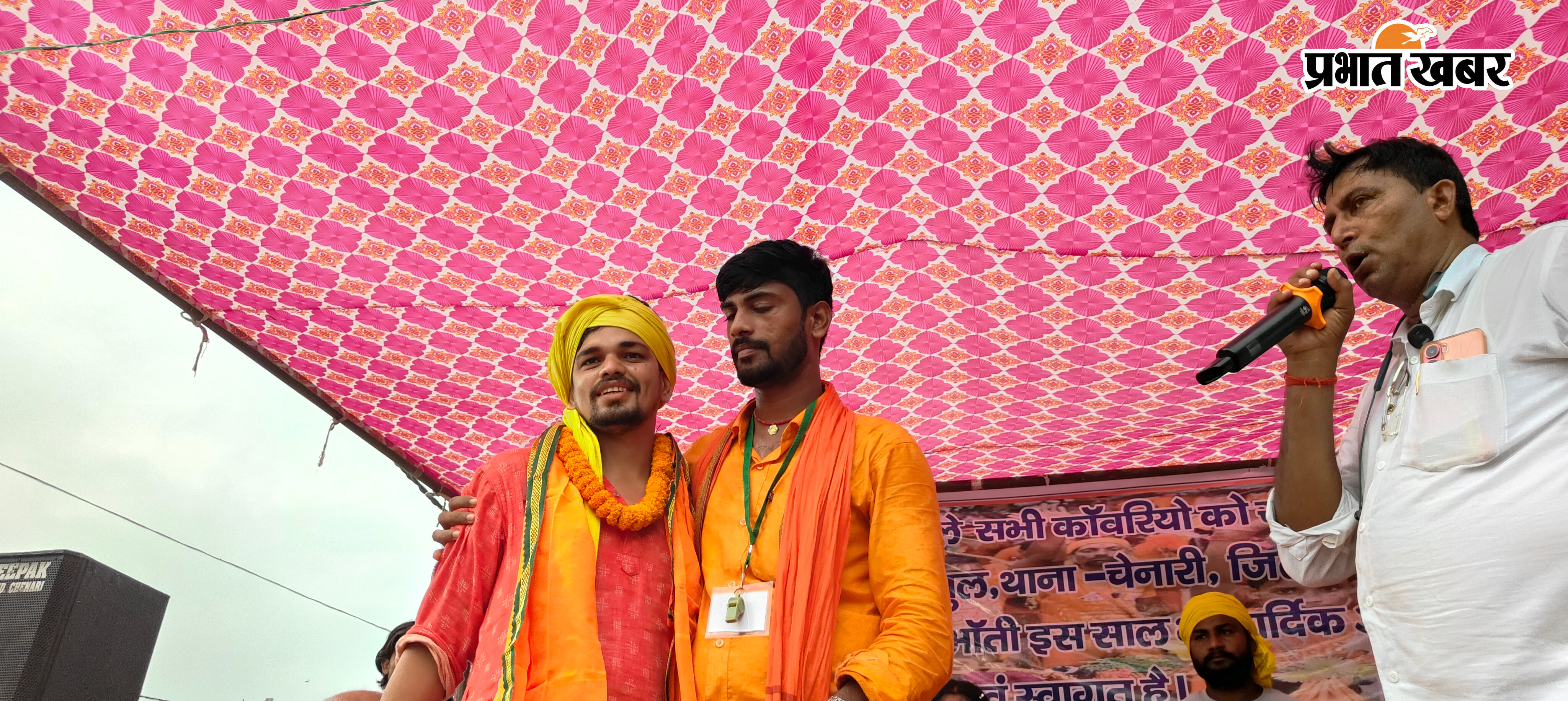 लांजी गांव में संस्कृत कार्यक्रम के दौरान नाचते गाते कांवरिया अंग वस्त्र देकर सम्मानित करते गुप्ता धाम लांजी कमेटी के सदस्य | Prabhat Khabar Network