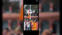 झंडोत्तोलन के दौरान दो टुकड़ों में बंटा तिरंगा, वायरल वीडियो के बाद स्कूल प्रशासन पर भड़के ग्रामीण