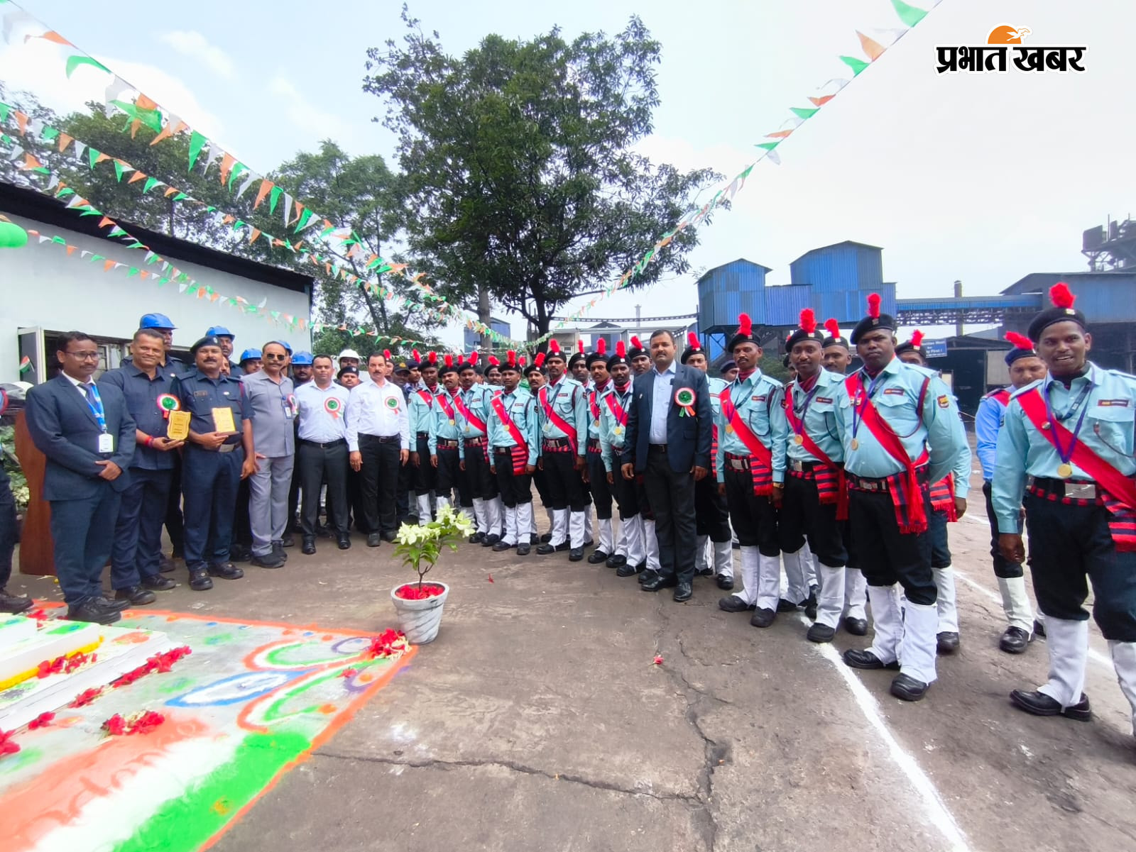 फोटो कैप्शन : तिरंगा फहराते सीनियर जीएम दीपक कुमार शर्मा व परेड और सम्मान समारोह मैं शामिल लोग | Prabhat Khabar Network