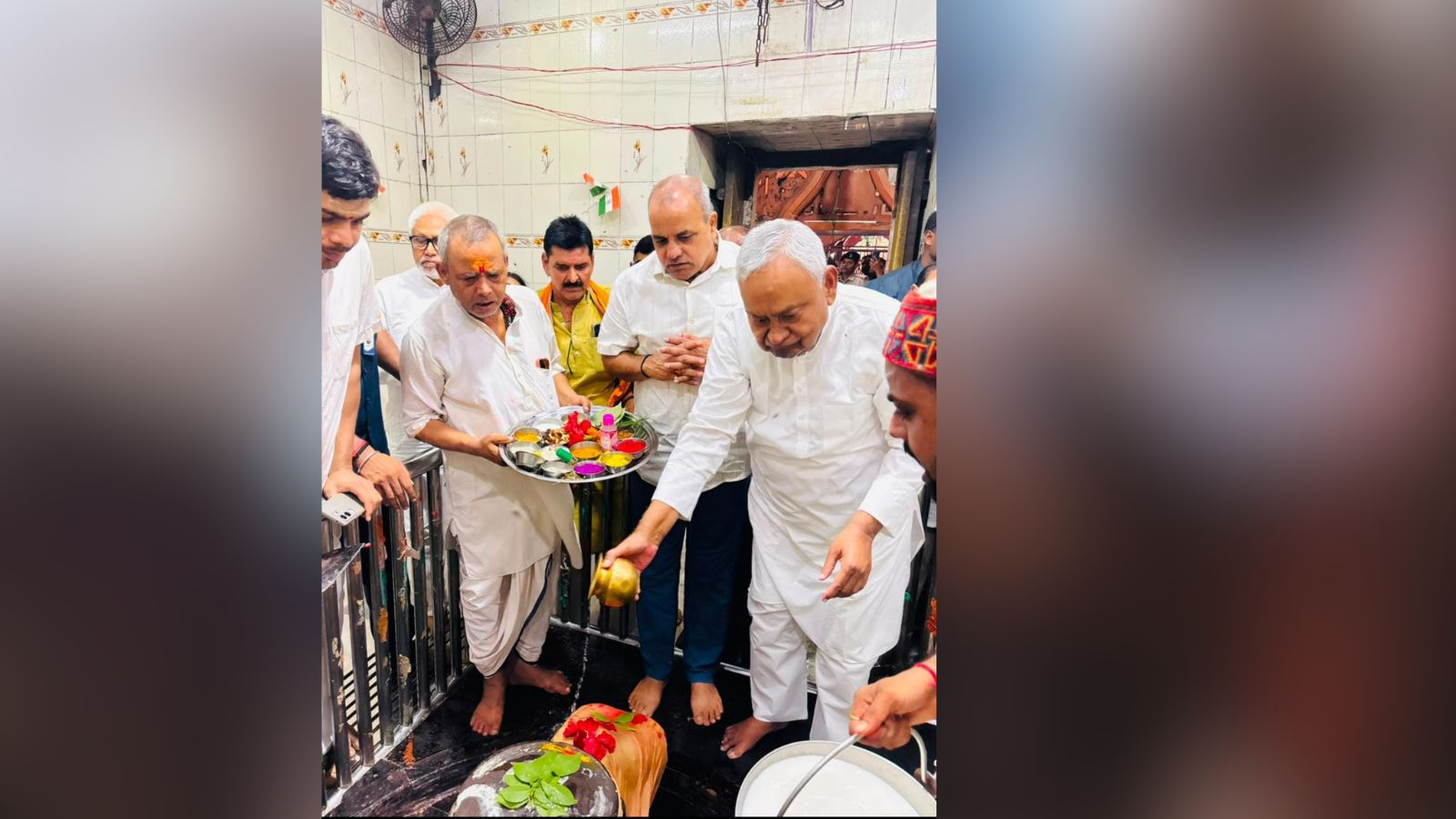 शिवलिंग पर जल अर्पित करते नीतीश कुमार