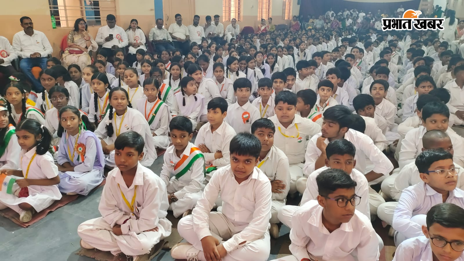 फोटो कैप्शन: गोला रोड स्थित सरस्वती शिशु विद्या मंदिर, रामगढ़ में स्वतंत्रता दिवस के अवसर पर ध्वजारोहण व सांस्कृतिक प्रस्तुति देते छात्र-छात्राएं. | Prabhat Khabar Network