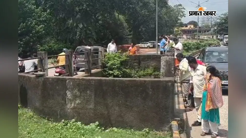 नाले से आ रही थी दुर्गंध, लोगों ने अंदर झांका तो उड़ गए होश