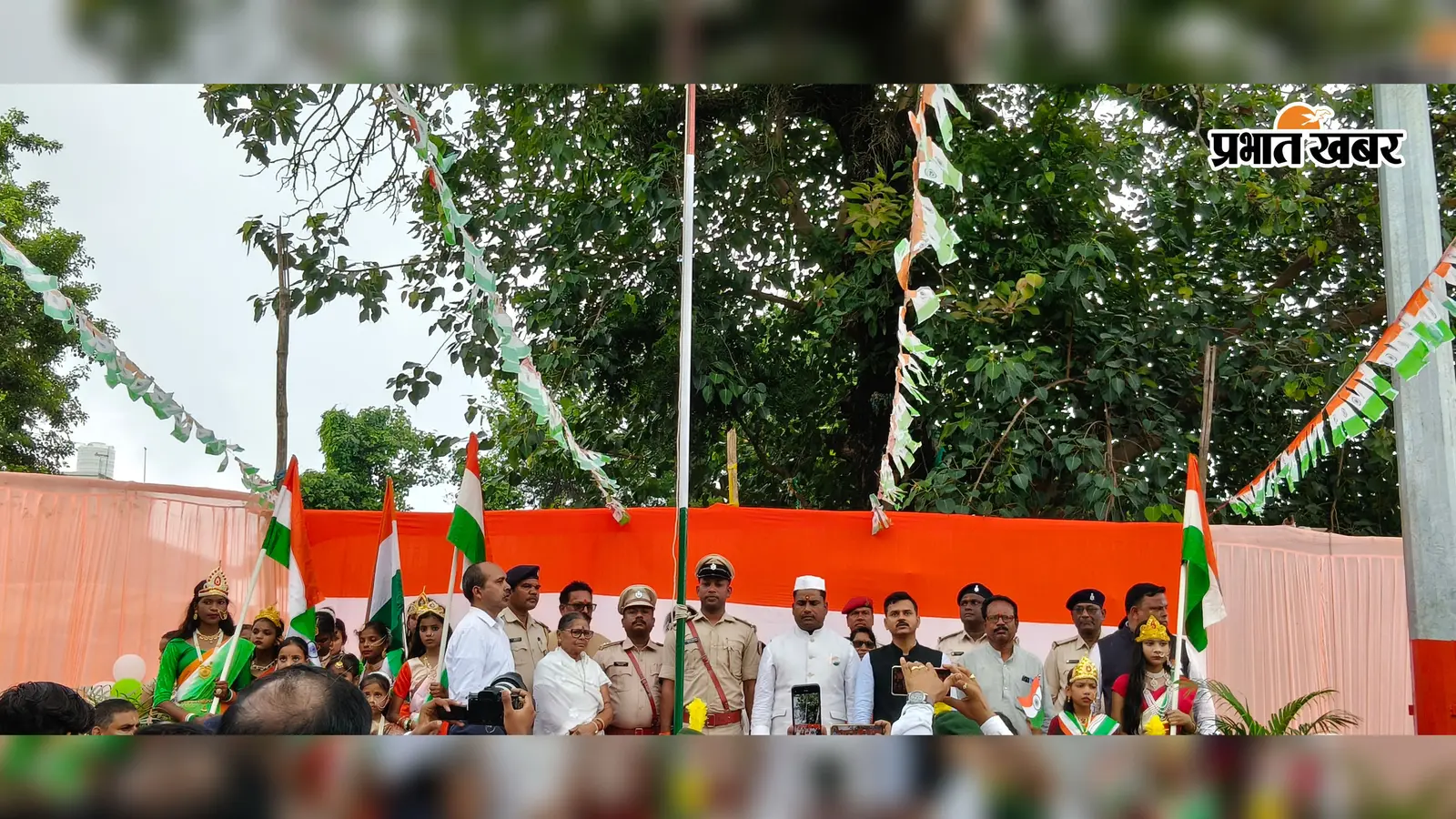 डोमचांच में आन, बान और शान से फहरा तिरंगा, विधायक नीरा यादव ने किया झंडोत्तोलन