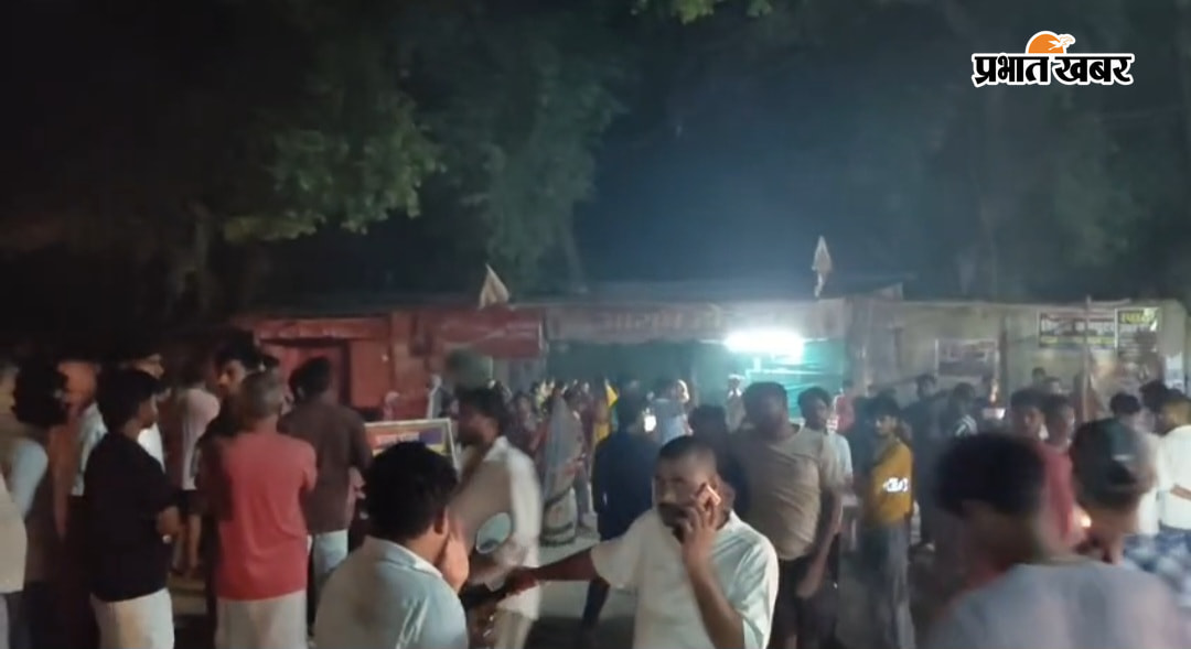 फोटो कैप्शन : घटना के विरोध में हुसैनाबाद थाना के पास शनिवार की शाम को जाम करते आक्रोशित लोग | Prabhat Khabar Network