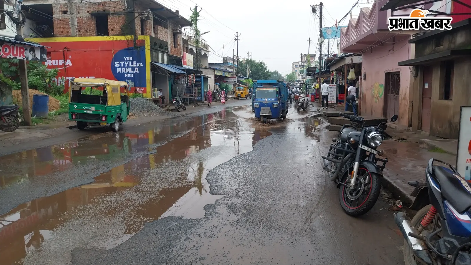 हल्की बारिश में ही इस सड़क पर भर जाता है पानी, आप भी देखकर रह जाएंगे हैरान
