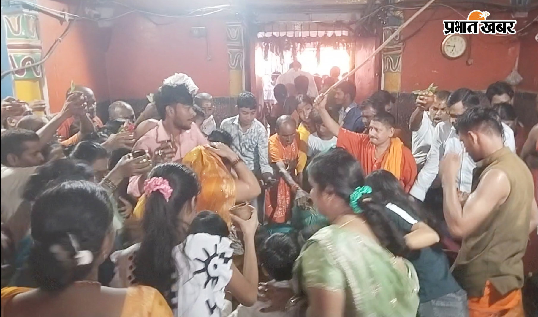 गर्भ गृह में प्रवेश के लिए धक्का मुक्की करते श्रद्धालु  गर्भ गृह में श्रद्धालुओं  | Prabhat Khabar Network