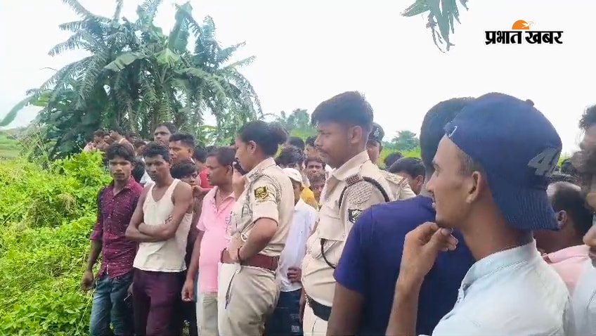 1. नदी किनारे रखी महिला का शव 2. घटनास्थल पर मौजूद पुलिस 3. घटनास्थल पर लगी भीड़ | Prabhat Khabar Network