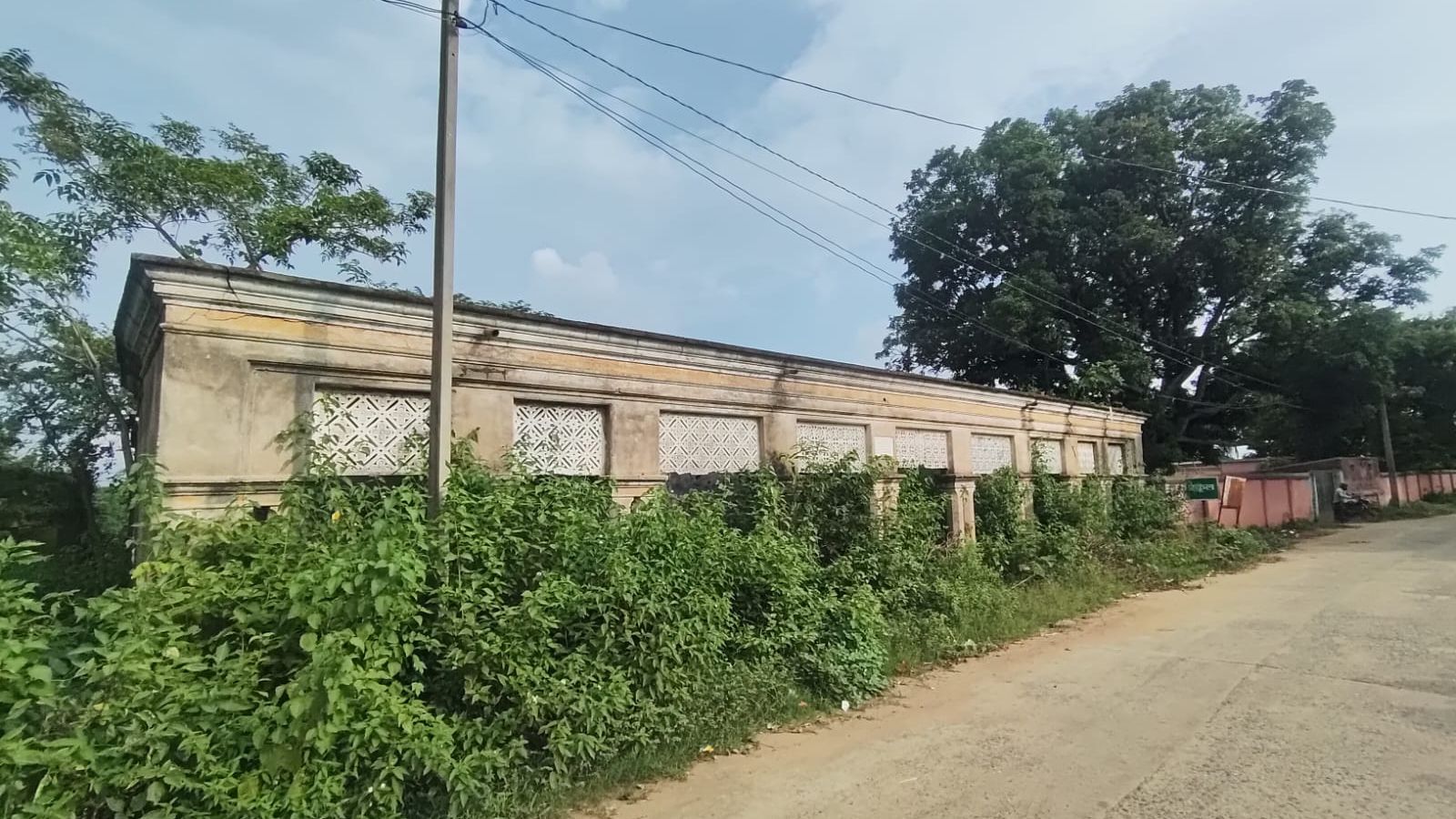 खंडहर बनी धर्मशाला