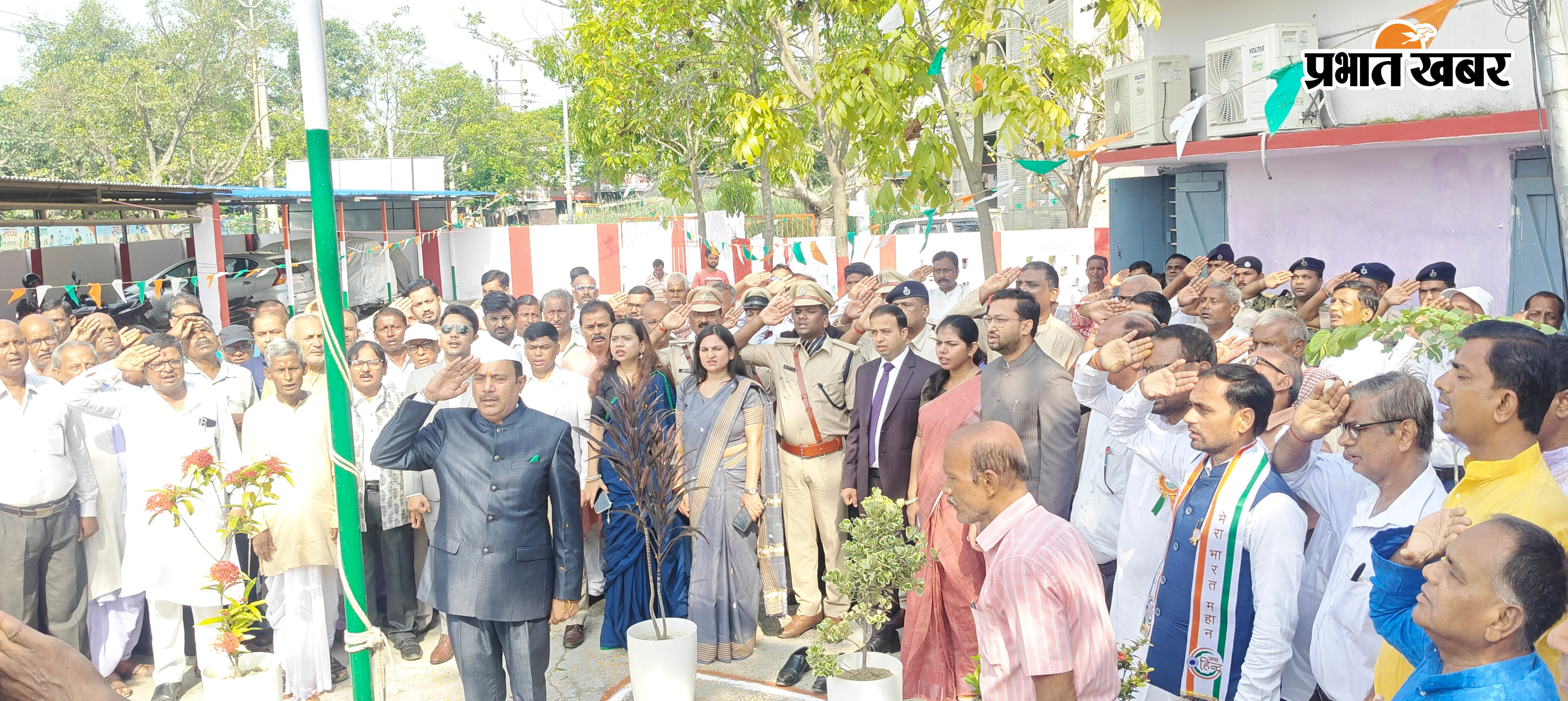 1-ललित कर्पूरी स्टेडियम के मुख्य समारोह में ध्वजारोहण कर तिरंगे की सलामी देती एसडीएम टोनी कुमारी  2- अनुमंडल कार्यालय पर तिरंगे की सलामी देती एसडीएम टोनी कुमारी  3- व्यवहार न्यायाल में तिरंगे की सलामी देते एडीजे पंकज कुमार दीक्षित  4- झंझारपुर थाना पर तिरंगे की सलामी देते थानाध्यक्ष सुनील कुमार सिंह | Prabhat Khabar Network