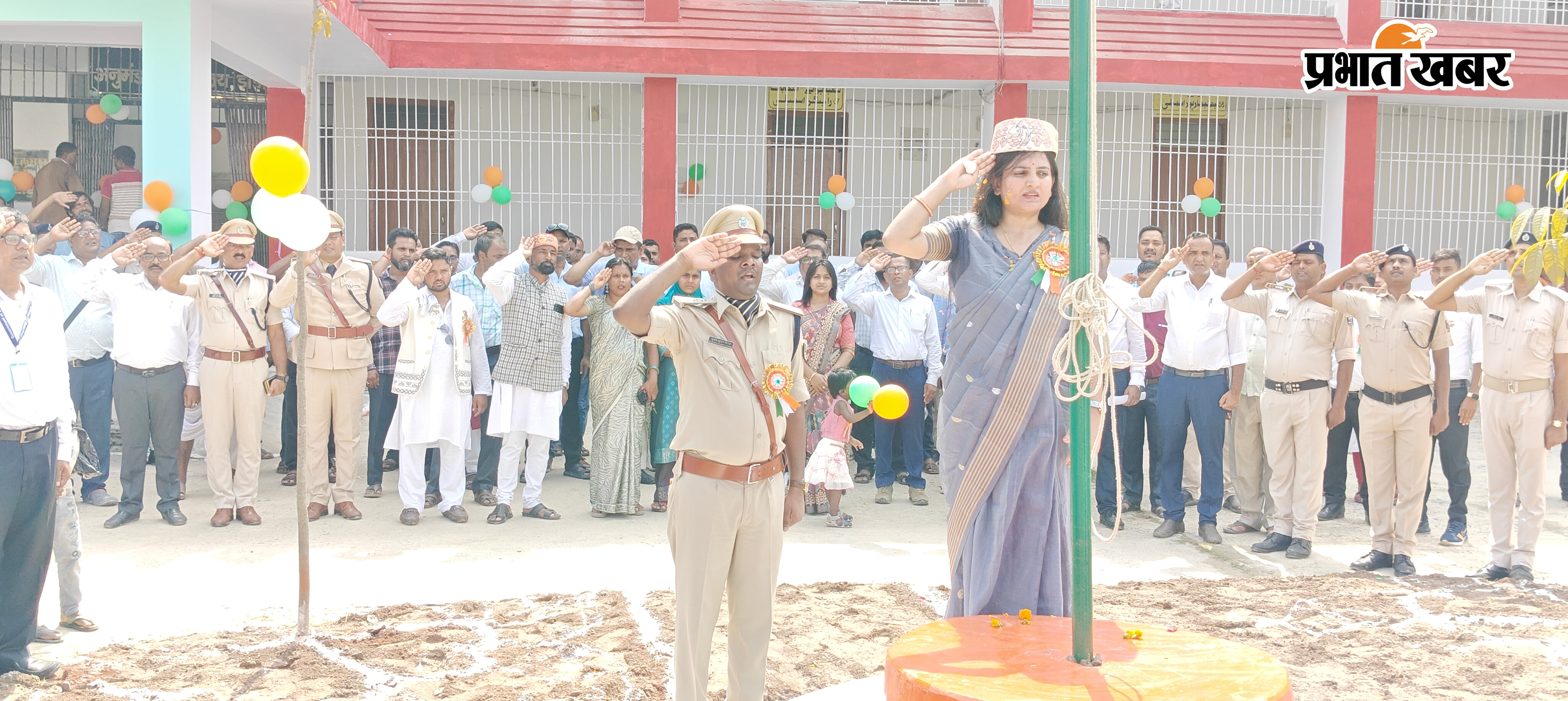 1-ललित कर्पूरी स्टेडियम के मुख्य समारोह में ध्वजारोहण कर तिरंगे की सलामी देती एसडीएम टोनी कुमारी  2- अनुमंडल कार्यालय पर तिरंगे की सलामी देती एसडीएम टोनी कुमारी  3- व्यवहार न्यायाल में तिरंगे की सलामी देते एडीजे पंकज कुमार दीक्षित  4- झंझारपुर थाना पर तिरंगे की सलामी देते थानाध्यक्ष सुनील कुमार सिंह | Prabhat Khabar Network