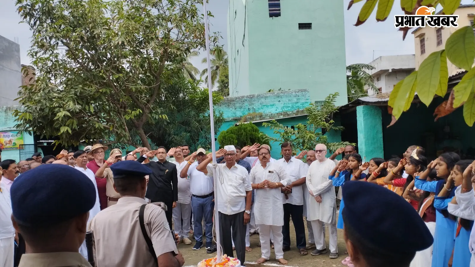 धूमधाम से मना स्वतंत्रता दिवस: न्यायालय, प्रशासनिक भवनों व स्कूलों में शान से लहराया तिरंगा