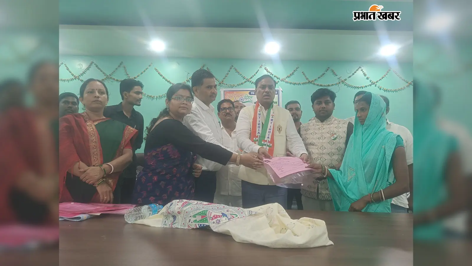 झुग्गी-झोपड़ी में गुजर रही थी जिंदगी, 26 परिवारों को मिला जमीन का हक, विधायक बोले- बच्चों को जरूर पढ़ाएं