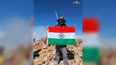 सीवान: महराजगंज के 51 वर्षीय डॉ. धनंजय दुबे ने 6111 मीटर ऊंची माउंट यूनम चोटी पर फहराया तिरंगा