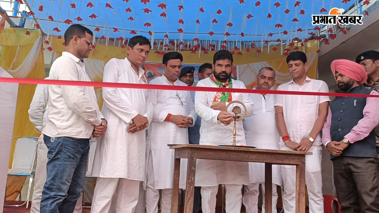 कार्यक्रम का उद्घाटन करते अतिथि. | Prabhat Khabar Network