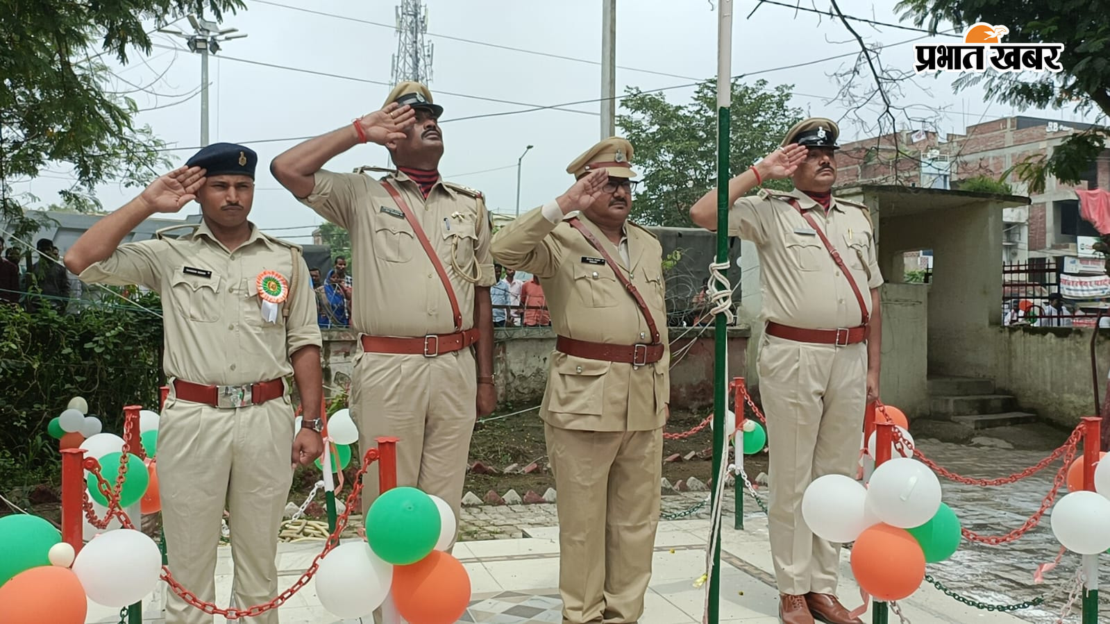 हरिहरगंज थाना परिसर में तिरंगे को सलामी देते थाना प्रभारी व उपस्थित अन्य. | Prabhat Khabar Network