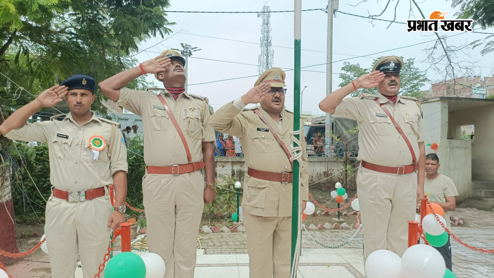 हरिहरगंज थाना परिसर में तिरंगे को सलामी देते थाना प्रभारी व उपस्थित अन्य. | Prabhat Khabar Network