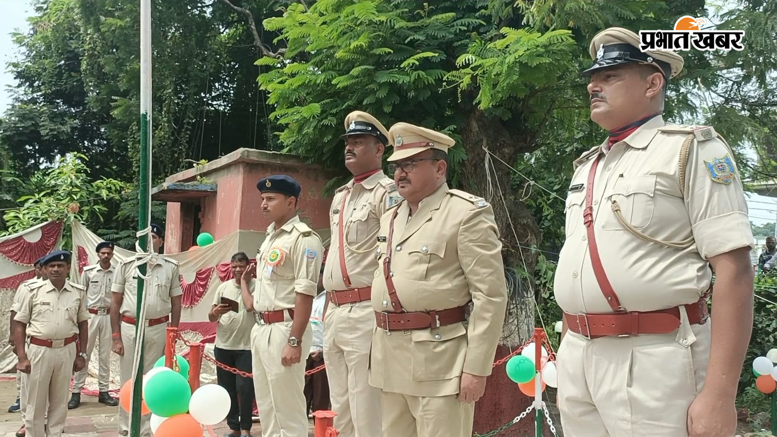 हरिहरगंज थाना परिसर में तिरंगे को सलामी देते थाना प्रभारी व उपस्थित अन्य. | Prabhat Khabar Network