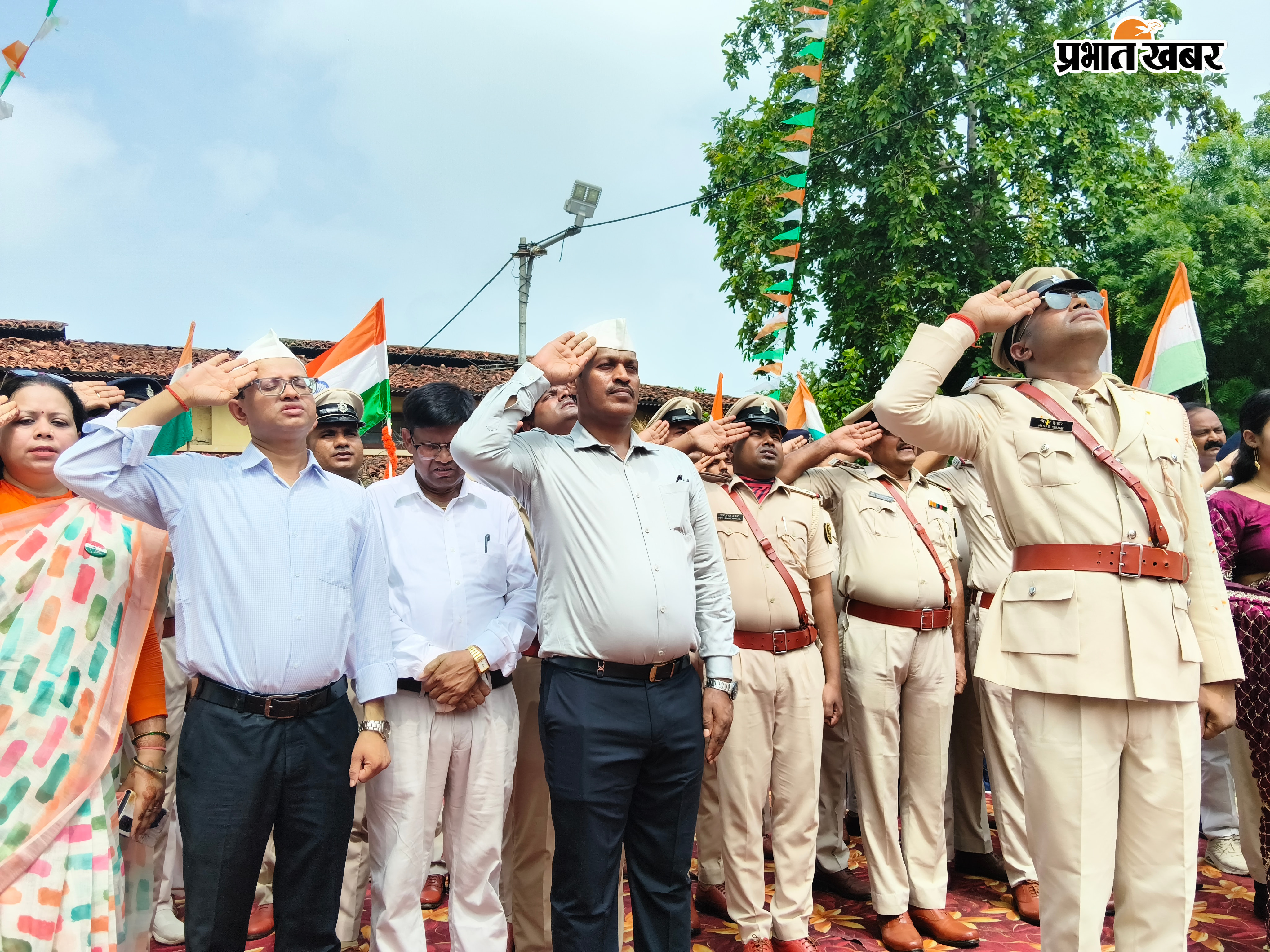 फोटो :- झंडे को सलामी देते अधिकारीगण फोटो :- झंडे को सलामी देती जीविका दीदी | Prabhat Khabar Network