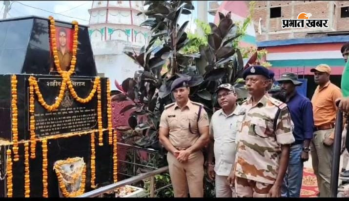 फोटो कैप्शन 1 - शहीद अभिराज की तस्वीर पर माल्यार्पण करते आईटीबीपी के पदाधिकारी फोटो कैप्शन 02- शहीद के स्मारक पर श्रद्धा सुमन अर्पित करते सूर्यगढ़ा थानाध्यक्ष रोहित कुमार सिंह फोटो कैप्शन 3 - शहीद बेदी पर माल्यार्पण करते पूर्व मुखिया नित्यानंद कुमार फोटो कैप्शन 4 - शहीद के स्मारक के समीप विलाप करते शहीद अभिराज की मां | Prabhat Khabar Network
