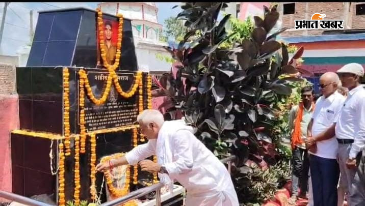 फोटो कैप्शन 1 - शहीद अभिराज की तस्वीर पर माल्यार्पण करते आईटीबीपी के पदाधिकारी फोटो कैप्शन 02- शहीद के स्मारक पर श्रद्धा सुमन अर्पित करते सूर्यगढ़ा थानाध्यक्ष रोहित कुमार सिंह फोटो कैप्शन 3 - शहीद बेदी पर माल्यार्पण करते पूर्व मुखिया नित्यानंद कुमार फोटो कैप्शन 4 - शहीद के स्मारक के समीप विलाप करते शहीद अभिराज की मां | Prabhat Khabar Network