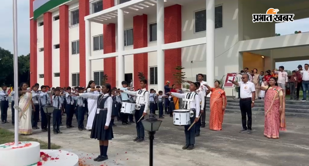 फोटो कैप्शन : स्वतंत्रता दिवस के कार्यक्रम में मौजूद शिक्षकगण व छात्र छात्राएं | Prabhat Khabar Network